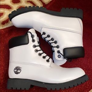 TIMBERLAND MENS BOOTS  SIZE 9 (FITS LIKE 10)